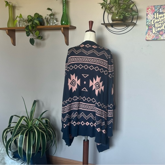 Beautiful Pink and Navy Blue Contrasting Cardigan Tunic with Southwest Print - Picture 4 of 4